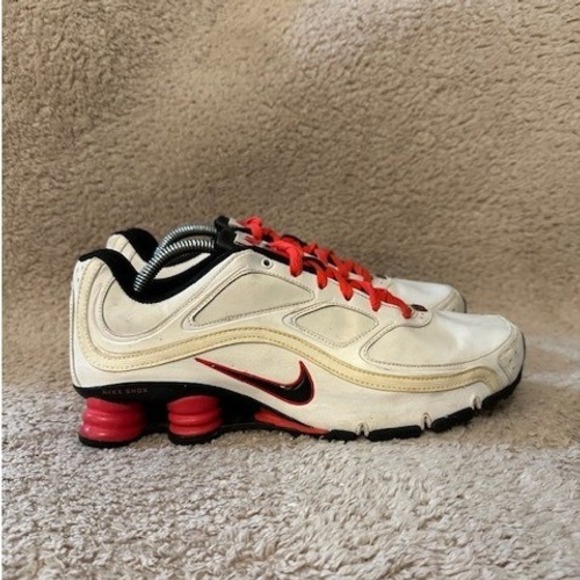 white nike shox size 5
